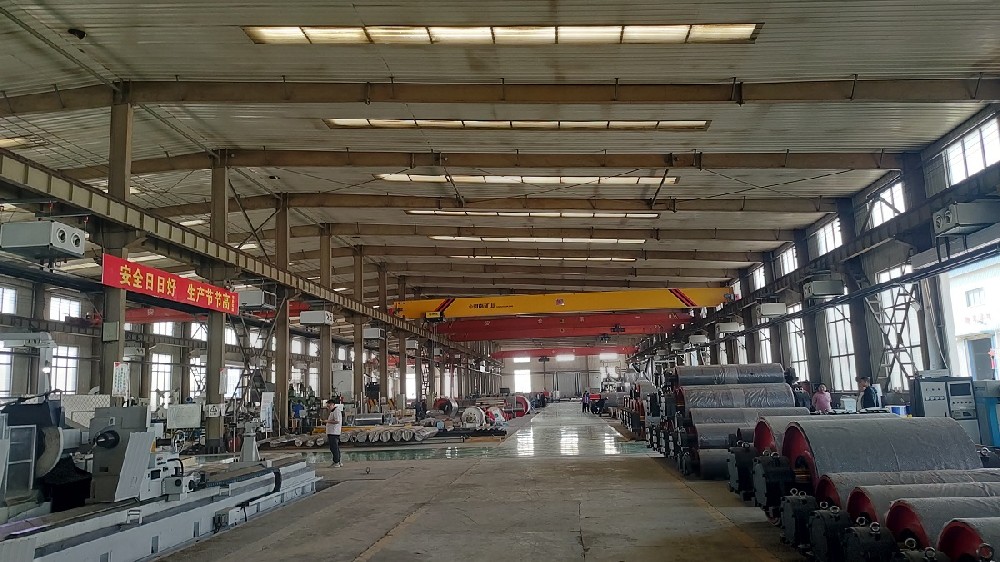 皮带输送机滚筒生产车间视角